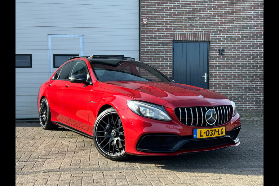 Mercedes-Benz C-Klasse AMG 63 / Pano / Schaalstoelen / Dealer ondr / Burmester / Keyless / Sfeer verl / Carbon / Camera