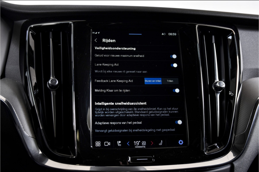 Volvo V60 2.0 T6 Plug-in hybrid AWD Plus Dark Automaat | Dig. Cockpit | Adapt. Cruise | Stoel-+Stuurverw. | PDC | Camera | NAV + App. Connect | ECC | LM 19"| 5712