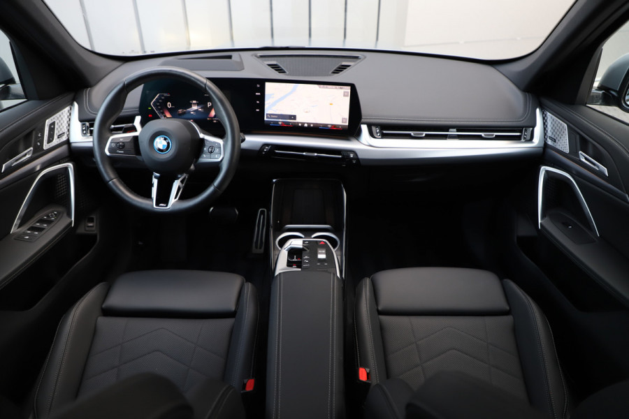 BMW iX1 xDrive30 Launch Edition | 313PK | Pano | Massage | Head-up | Keyles-go | Harman/kardon | Memory | Sfeerverlichting | Stoelverw.