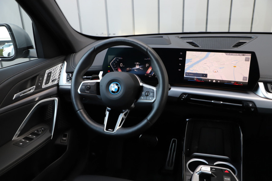 BMW iX1 xDrive30 Launch Edition | 313PK | Pano | Massage | Head-up | Keyles-go | Harman/kardon | Memory | Sfeerverlichting | Stoelverw.