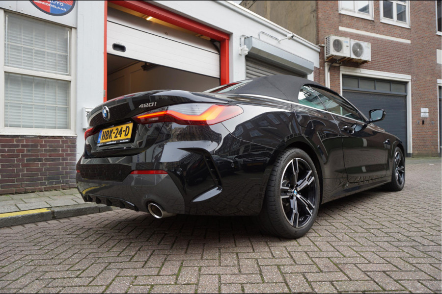 BMW 4 Serie Cabrio 420i High Executive 3x M-SPORT (Exterieur/ Interieur/ Onderstel) | BMW Garantie 12/2026 | Black on Black | Nieuwstaat | Keyless | Led | Apple | Memory | Virtual Cockpit | Sfeerverlichting