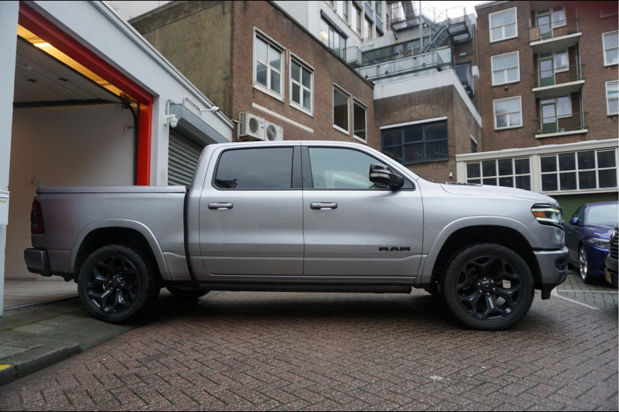 Dodge Ram 1500 5.7 V8 HEMI AWD AUT8 Limited Night Edition * Luchtvering * Panoramadak * Harman Kardon * Groot Navi * Head Up Display * GPS Volgsysteem * 4x stoelverwarming -ventilatie *