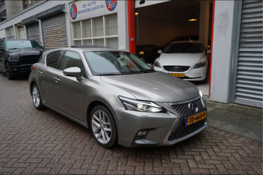 Lexus CT 200h Luxury Line | Leer | Opendak | Adaptive cruise | Lane departure | Camera | Electrisch verstelbare stoelen | Pack memory + stoelverwarming | Apple Carplay |