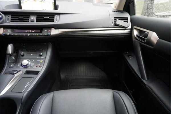 Lexus CT 200h Luxury Line | Leer | Opendak | Adaptive cruise | Lane departure | Camera | Electrisch verstelbare stoelen | Pack memory + stoelverwarming | Apple Carplay |