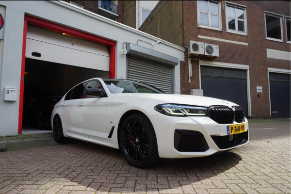 BMW 5 Serie 520i Business Edition Plus M-SPORT * LASER LEER ADAPTIVE Pack Memory Trekhaak NL Auto Dealer onderhouden