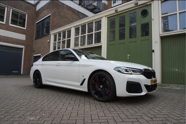 BMW 5 Serie 520i Business Edition Plus M-SPORT * LASER LEER ADAPTIVE Pack Memory Trekhaak NL Auto Dealer onderhouden