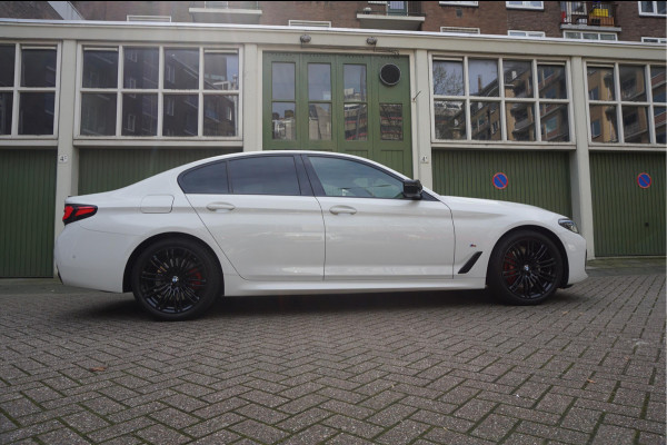 BMW 5 Serie 520i Business Edition Plus M-SPORT * LASER LEER ADAPTIVE Pack Memory Trekhaak NL Auto Dealer onderhouden