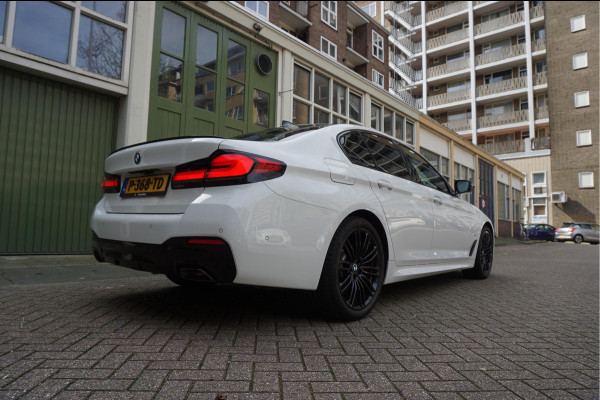 BMW 5 Serie 520i Business Edition Plus M-SPORT * LASER LEER ADAPTIVE Pack Memory Trekhaak NL Auto Dealer onderhouden