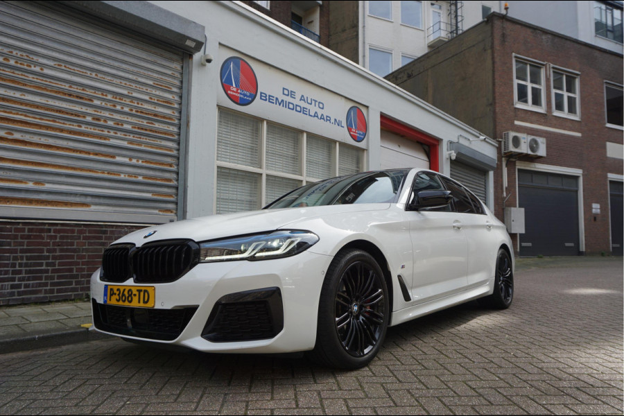 BMW 5 Serie 520i Business Edition Plus M-SPORT * LASER LEER ADAPTIVE Pack Memory Trekhaak NL Auto Dealer onderhouden