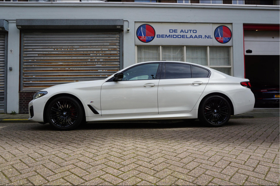 BMW 5 Serie 520i Business Edition Plus M-SPORT * LASER LEER ADAPTIVE Pack Memory Trekhaak NL Auto Dealer onderhouden