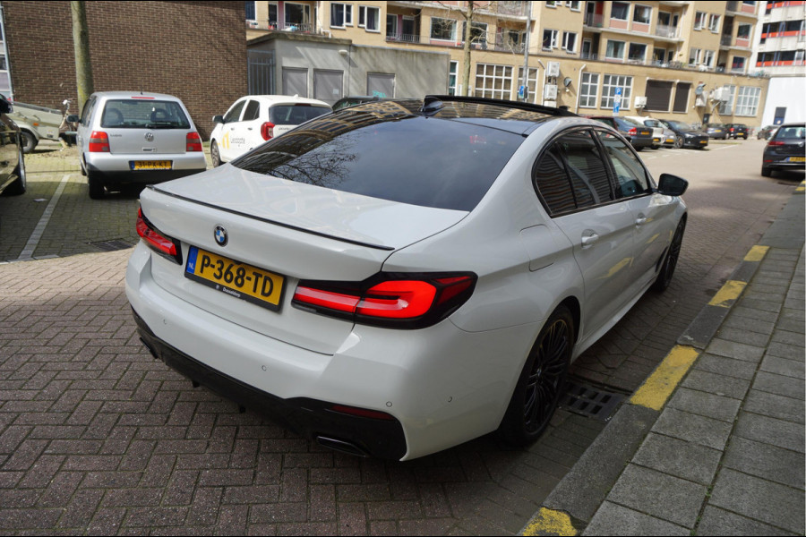 BMW 5 Serie 520i Business Edition Plus M-SPORT * LASER LEER ADAPTIVE Pack Memory Trekhaak NL Auto Dealer onderhouden