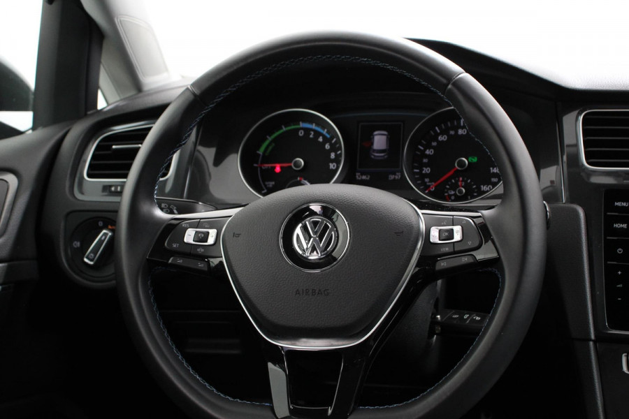 Volkswagen e-Golf e-Golf | Navigatie | Climate Control | Cruise control adaptief | Parkeer sensoren | Lichtmetalen Velgen 17" | Extra getint glas