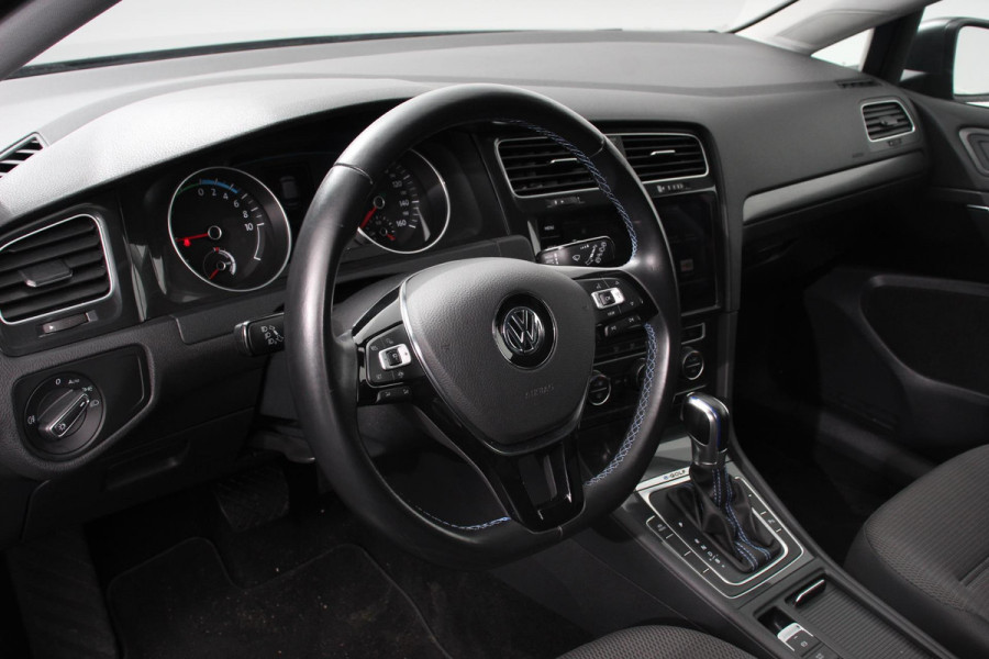 Volkswagen e-Golf e-Golf | Navigatie | Climate Control | Cruise control adaptief | Parkeer sensoren | Lichtmetalen Velgen 17" | Extra getint glas