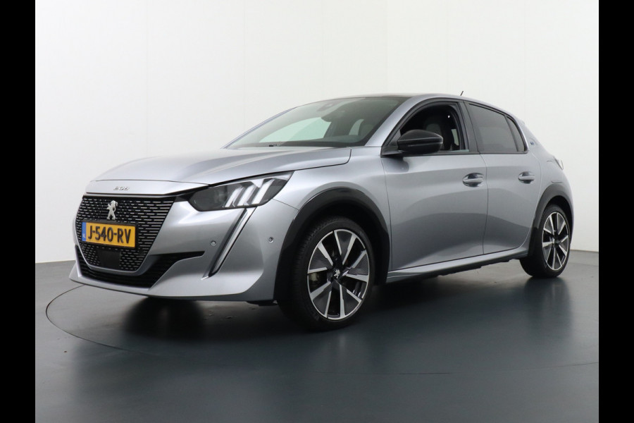 Peugeot e-208 EV GT-line 350 50kWh Panoramadak Apple Carplay Android Auto Adaptieve Cruise Stoelverwarming Camera Keyless Pdc Led DAB+ Lmv 17" Dodehoekdetectie 1/2 Leder Verkeersbord detectie 1e Eigenaar 40.000 nieuw!