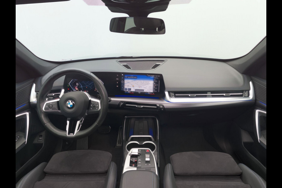 BMW X1 sDrive20i M-Sport | Panodak | Trekhaak af Fabriek | Camera | Carplay | Led | Alcantara Sportstoelen | Keyless |