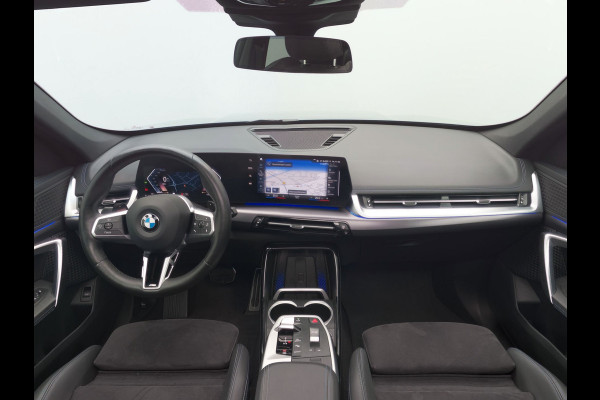 BMW X1 sDrive20i M-Sport | Panodak | Trekhaak af Fabriek | Camera | Carplay | Led | Alcantara Sportstoelen | Keyless |