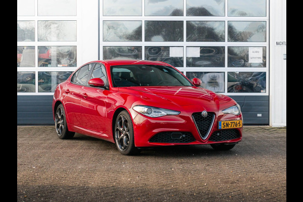 Alfa Romeo Giulia 2.0T Super | Leder | Xenon | 19"| Apple Carplay | Camera | PDC | Stoel&Stuur Verwarming | Rosso Alfa