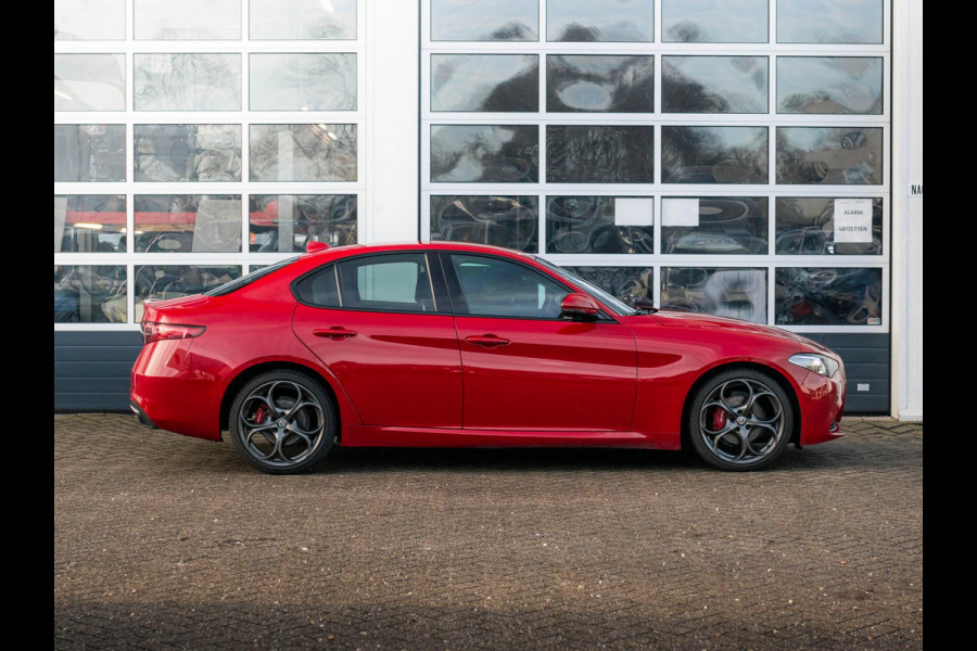 Alfa Romeo Giulia 2.0T Super | Leder | Xenon | 19"| Apple Carplay | Camera | PDC | Stoel&Stuur Verwarming | Rosso Alfa