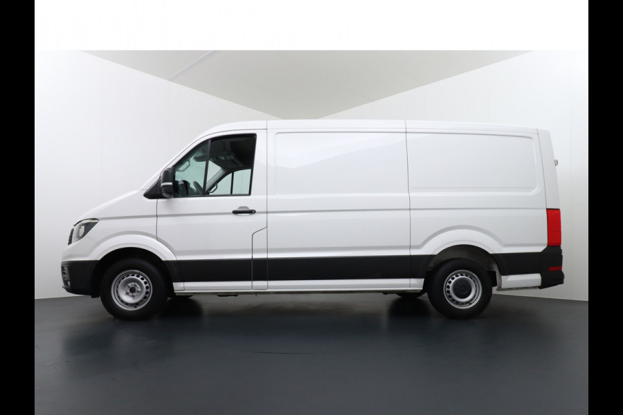 Volkswagen Crafter 35 2.0 TDI L3H2 Highline 3-Persoons Trekhaak Navi Cruise Control DAB+ Camera Licht-Regensensor Pdc Voorruitverwarming Betonplexvloer Schuifdeur 1e Eigenaar, 2.500KG Trekgewicht, Euro 6