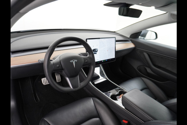 Tesla Model 3 Performance 513pk  0-100kmh in 3,4 sec! Lmv 20" FSD-3 computer AutoPilot Carbon-Spoiler Premium-HiFi Pano.dak Camera Leer Adapti Navi full map LED-a+v Comfortstoelen ACC DAB Voorverwarmen interieur via App Keyless via Telefoonsleutel One-Pedal-Drive 4WD Rode Remklauwen Carbon-Spoiler Premium Audio Veel grip door 4WD vierwielaandrijving.  Origineel Nederlandse auto! Nieuwprijs €65.680 Accu garantie tot 27-12-2027