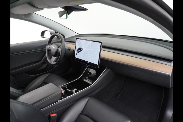 Tesla Model 3 Performance 513pk  0-100kmh in 3,4 sec! Lmv 20" FSD-3 computer AutoPilot Carbon-Spoiler Premium-HiFi Pano.dak Camera Leer Adapti Navi full map LED-a+v Comfortstoelen ACC DAB Voorverwarmen interieur via App Keyless via Telefoonsleutel One-Pedal-Drive 4WD Rode Remklauwen Carbon-Spoiler Premium Audio Veel grip door 4WD vierwielaandrijving.  Origineel Nederlandse auto! Nieuwprijs €65.680 Accu garantie tot 27-12-2027