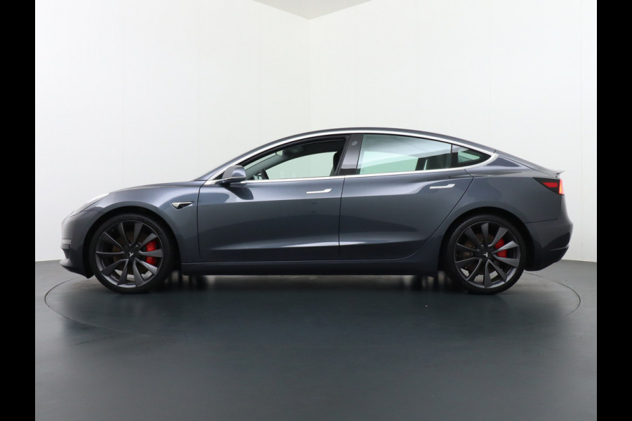 Tesla Model 3 Performance 513pk  0-100kmh in 3,4 sec! Lmv 20" FSD-3 computer AutoPilot Carbon-Spoiler Premium-HiFi Pano.dak Camera Leer Adapti Navi full map LED-a+v Comfortstoelen ACC DAB Voorverwarmen interieur via App Keyless via Telefoonsleutel One-Pedal-Drive 4WD Rode Remklauwen Carbon-Spoiler Premium Audio Veel grip door 4WD vierwielaandrijving.  Origineel Nederlandse auto! Nieuwprijs €65.680 Accu garantie tot 27-12-2027