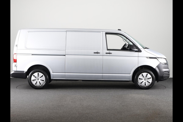 Volkswagen Transporter 2.0 TDI L2H1 28 Comfortline 150 pk | Navigatie | Trekhaak (afneembaar) | Parkeersensoren | Stoelverwarming | Vering verzwaard |