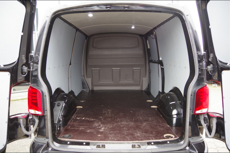 Volkswagen Transporter 2.0 TDI L2 150PK AUT. TREKHAAK, CAMERA, NAVI, CRUISE, AIRCO, PARKEERSENSOREN, NL AUTO, NAP