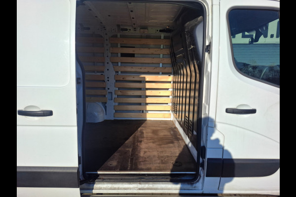 Renault Master T33 2.3dCi L1H1 3-Pers. Camera Pdc Cruise Imperiaal Trekhaak Airco Lat om lat Betimmering Betonplex Vloer Schuifdeur 2.500kg Trekgewicht 1e Eigenaar Euro 6