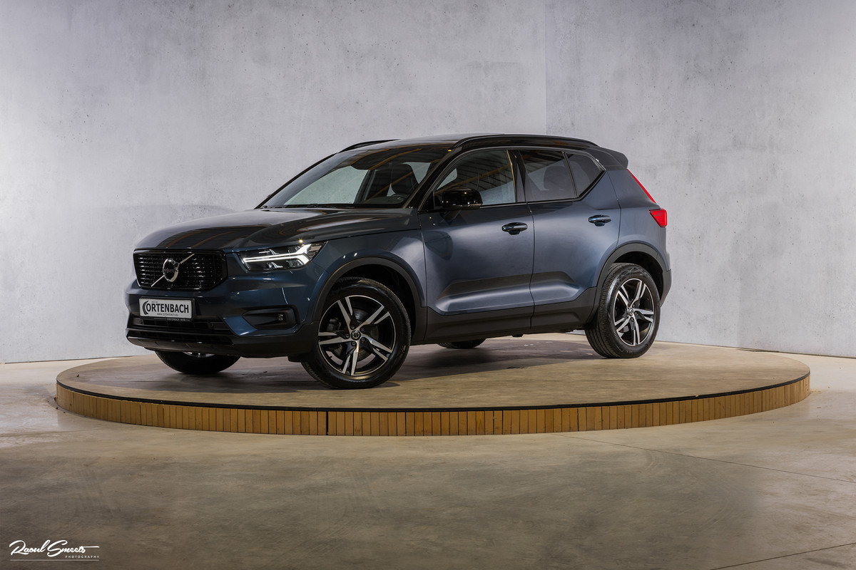 Volvo XC40 2.0 B4 R-Design | Panorama dak | Adaptieve cruise | Zwenkbare trekhaak | Apple carplay |