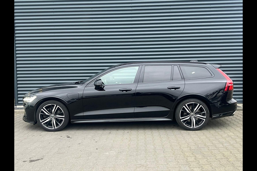 Volvo V60 T8 Recharge AWD R-Design Plug in Hybrid PHEV | Panodak | Lederen Sportstoelen Memory | Trekhaak af Fabriek | Harman Kardon | Navigatie | Virtual | Apple Carplay | Camera | DAB | L.M. 19" |