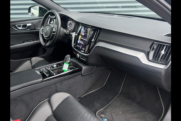 Volvo V60 T8 Recharge AWD R-Design Plug in Hybrid PHEV | Panodak | Lederen Sportstoelen Memory | Trekhaak af Fabriek | Harman Kardon | Navigatie | Virtual | Apple Carplay | Camera | DAB | L.M. 19" |