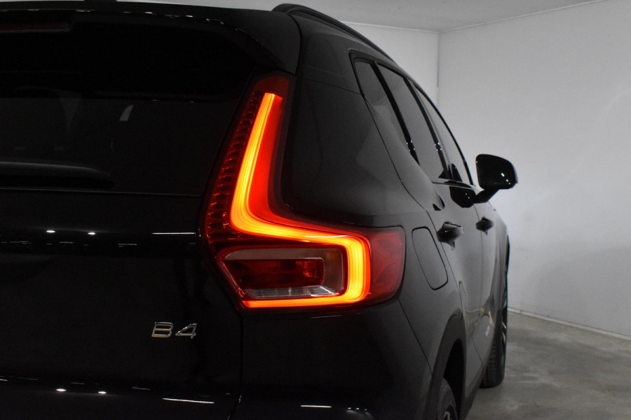 Volvo XC40 B4 211PK Automaat Plus Dark / Lighting Pack / Pixel led / 20'' Velgen / Donker getint glas