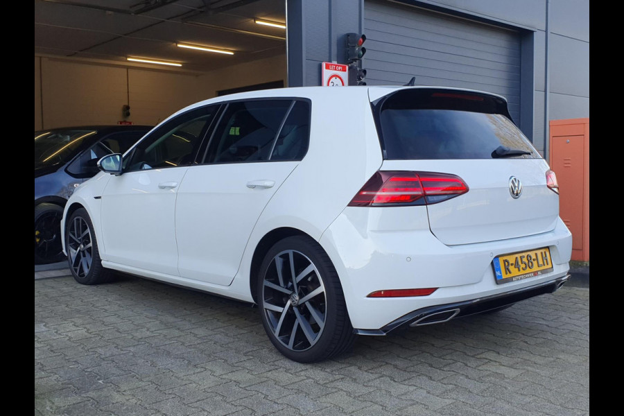 Volkswagen Golf 1.5 TSI Highline Business R-Line - CARPLAY / ALCANTARA / FLIPPERS / P.SENSOREN V+A / STOELVERW. / DAB+ / FULL LED!