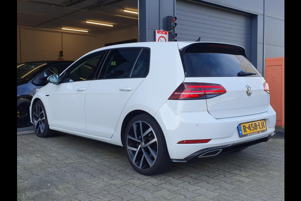 Volkswagen Golf 1.5 TSI Highline Business R-Line - CARPLAY / ALCANTARA / FLIPPERS / P.SENSOREN V+A / STOELVERW. / DAB+ / FULL LED!