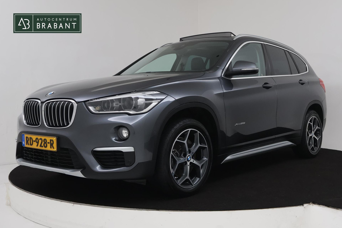 BMW X1 XDrive20i High Executive (PANORAMDAK, CRUISE, STOELVERWARMING, HEAD-UP DISPLAY, LEDER, PARKEERSENSOREN, DEALER ONDERHOUDEN)