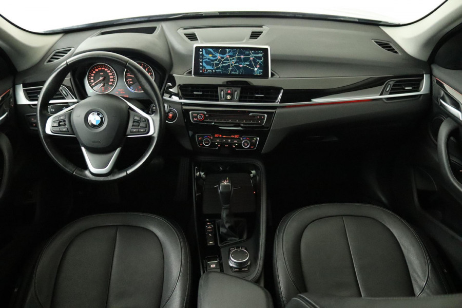 BMW X1 XDrive20i High Executive (PANORAMDAK, CRUISE, STOELVERWARMING, HEAD-UP DISPLAY, LEDER, PARKEERSENSOREN, DEALER ONDERHOUDEN)