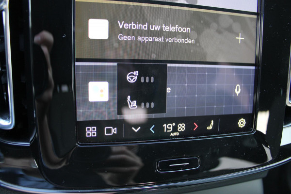 Volvo XC40 B4 211PK Automaat Plus Dark Verwarmbare voorstoelen, Verwarmbaar Stuurwiel, Rondom zichtcamera(360graden), google infotainment.