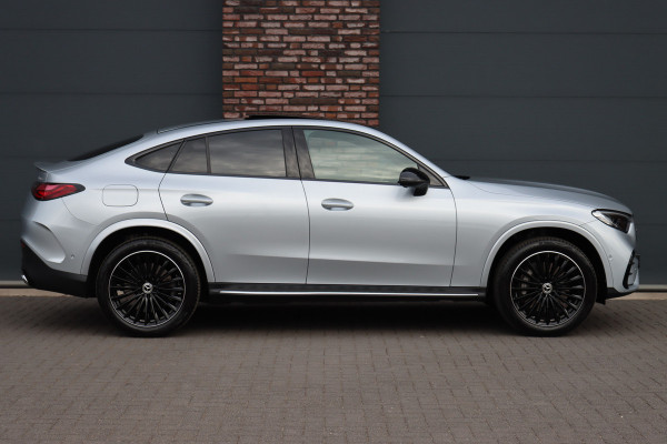 Mercedes-Benz GLC Coupé 300e 4MATIC AMG Line Aut9 | Distronic | Panoramadak | Memory | Verwarmd Stuurwiel | Camera | Dodehoekassistent | Nightpakket | Sfeerverlichting |