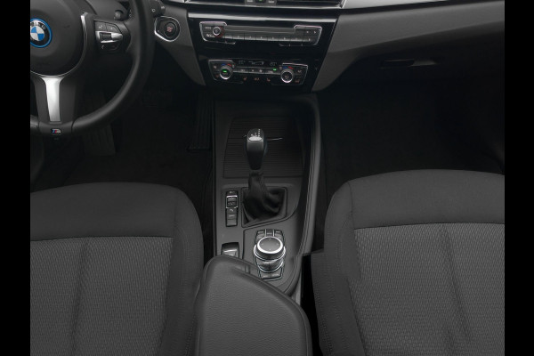 BMW X1 xDrive25e Sportline Black Optic Plug In Hybrid 221pk PHEV | Trekhaak Afneembaar | Navigatie | Camera | L.M. 18" | Stoelverwarming | Climate Control | DAB |