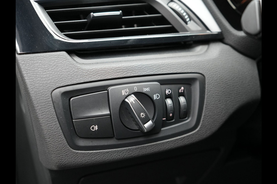 BMW X1 xDrive25e Sportline Black Optic Plug In Hybrid 221pk PHEV | Trekhaak Afneembaar | Navigatie | Camera | L.M. 18" | Stoelverwarming | Climate Control | DAB |