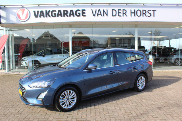 Ford FOCUS Wagon 1.0-125pk EcoBoost Mild-hybrid Titanium. Mooie, ruime, luxe en comfortabele Ford Focus wagon. Volautm. airco dual, camera, stoel-, stuur- en voorraamverw., easy entry/easy go, cruise control, Isofix, side- en lane assist, parkeersensoren v+a, LM wielen etc.