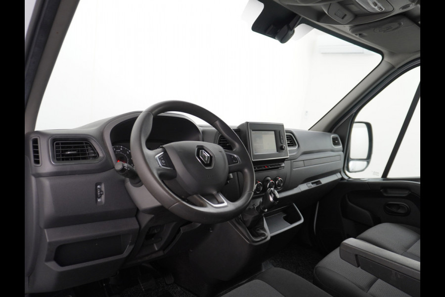Renault Master T35 2.3dCi 135pk L2H2 3p Navi Camera Airco Pdc Trekhaak Cruise Control R-Link Nieuw Model ! Bluetooth DAB Led Regensensor Betonplex Vloer Lat om Lat Betimmering 1e Eigenaar 2.500kg Trekgewicht Euro 6