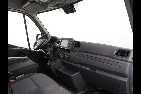 Renault Master T35 2.3dCi 135pk L2H2 3p Navi Camera Airco Pdc Trekhaak Cruise Control R-Link Nieuw Model ! Bluetooth DAB Led Regensensor Betonplex Vloer Lat om Lat Betimmering 1e Eigenaar 2.500kg Trekgewicht Euro 6