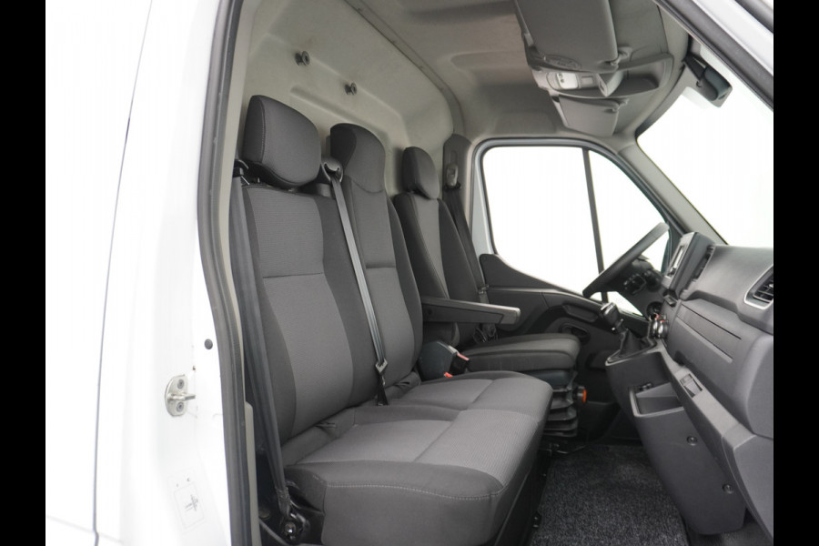 Renault Master T35 2.3dCi 135pk L2H2 3p Navi Camera Airco Pdc Trekhaak Cruise Control R-Link Nieuw Model ! Bluetooth DAB Led Regensensor Betonplex Vloer Lat om Lat Betimmering 1e Eigenaar 2.500kg Trekgewicht Euro 6