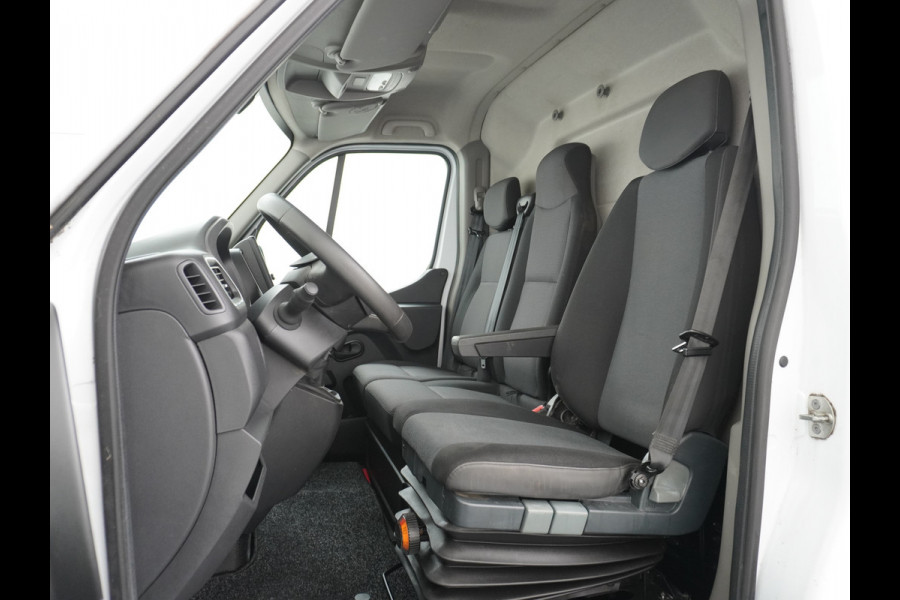 Renault Master T35 2.3dCi 135pk L2H2 3p Navi Camera Airco Pdc Trekhaak Cruise Control R-Link Nieuw Model ! Bluetooth DAB Led Regensensor Betonplex Vloer Lat om Lat Betimmering 1e Eigenaar 2.500kg Trekgewicht Euro 6
