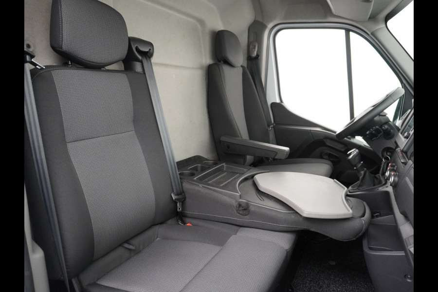 Renault Master T35 2.3dCi 135pk L2H2 3p Navi Camera Airco Pdc Trekhaak Cruise Control R-Link Nieuw Model ! Bluetooth DAB Led Regensensor Betonplex Vloer Lat om Lat Betimmering 1e Eigenaar 2.500kg Trekgewicht Euro 6