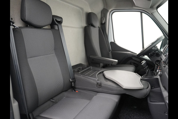 Renault Master T35 2.3dCi 135pk L2H2 3p Navi Camera Airco Pdc Trekhaak Cruise Control R-Link Nieuw Model ! Bluetooth DAB Led Regensensor Betonplex Vloer Lat om Lat Betimmering 1e Eigenaar 2.500kg Trekgewicht Euro 6