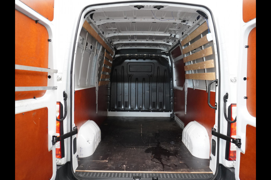 Renault Master T35 2.3dCi 135pk L2H2 3p Navi Camera Airco Pdc Trekhaak Cruise Control R-Link Nieuw Model ! Bluetooth DAB Led Regensensor Betonplex Vloer Lat om Lat Betimmering 1e Eigenaar 2.500kg Trekgewicht Euro 6