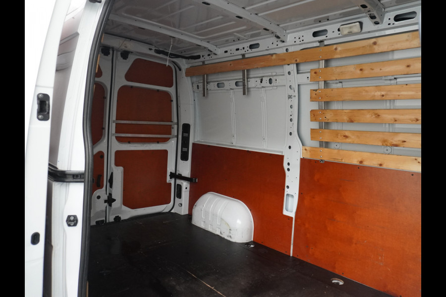 Renault Master T35 2.3dCi 135pk L2H2 3p Navi Camera Airco Pdc Trekhaak Cruise Control R-Link Nieuw Model ! Bluetooth DAB Led Regensensor Betonplex Vloer Lat om Lat Betimmering 1e Eigenaar 2.500kg Trekgewicht Euro 6